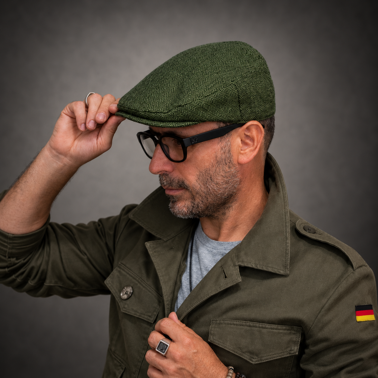 Hombre con boina newsboy verde de espiga, retrato editorial The Trip Apparel