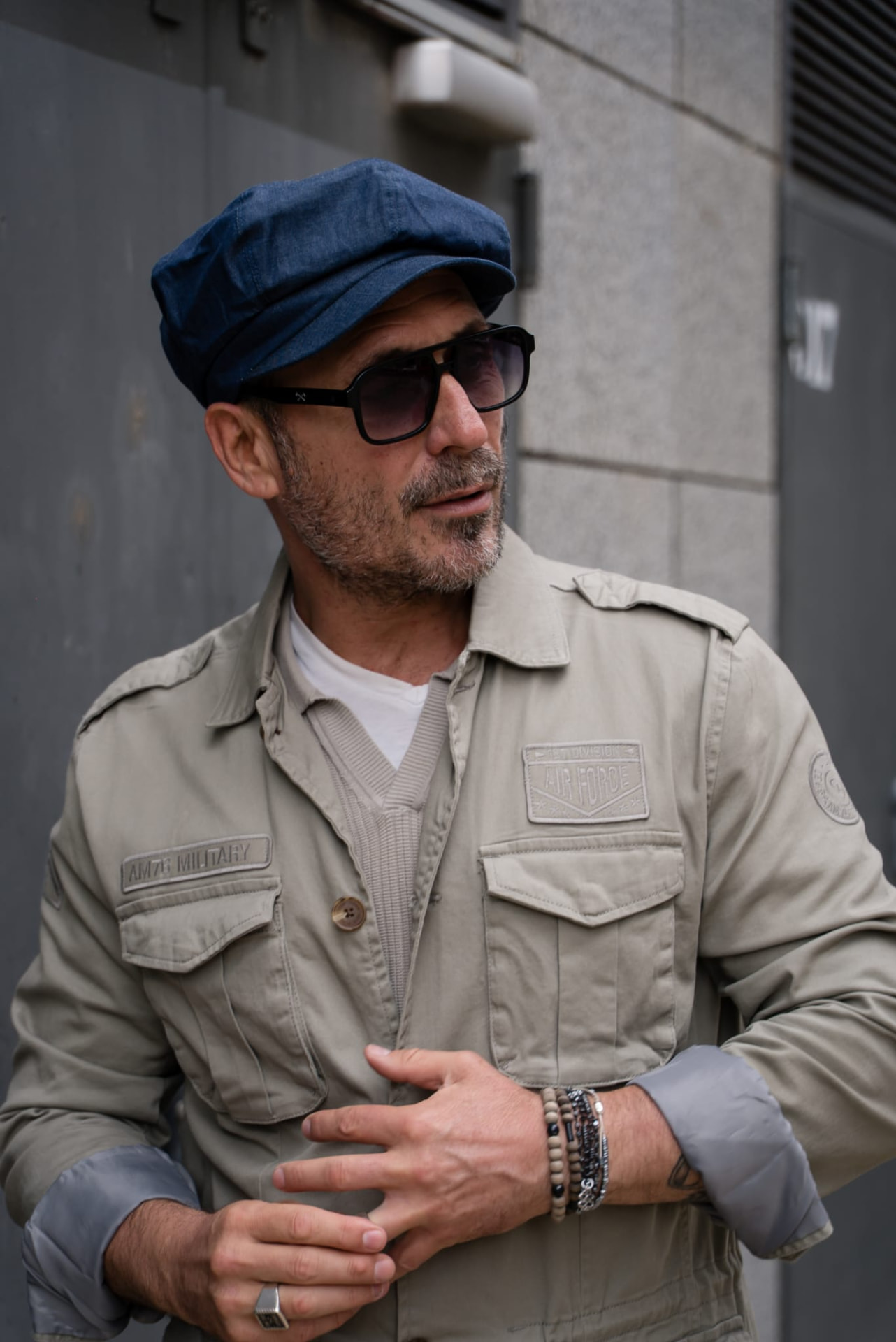 Look 3 — gorra azul con chaqueta militar caqui