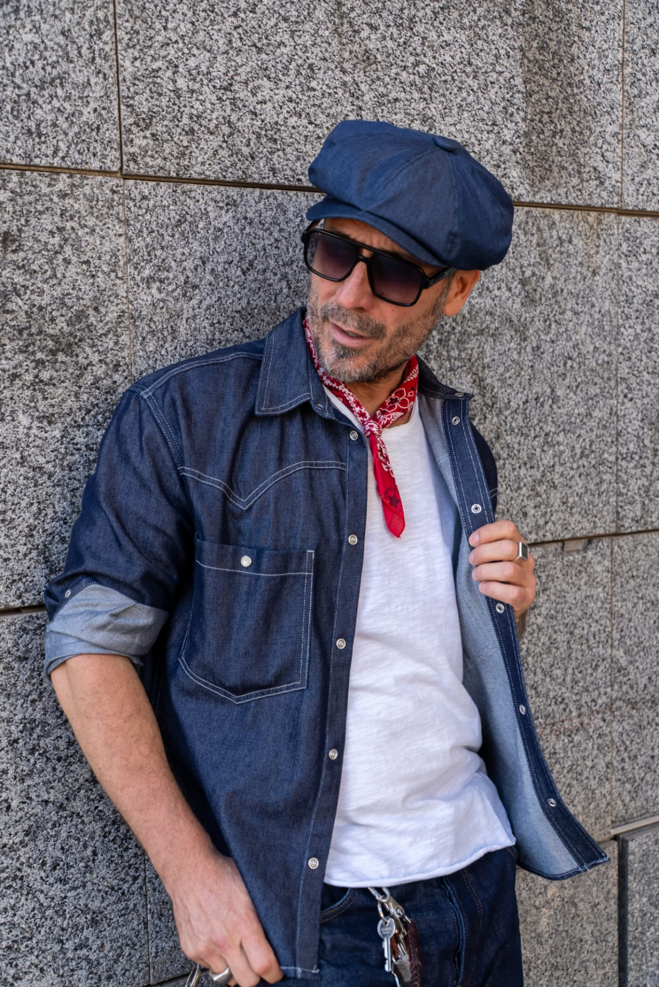 Look 1 — gorra newsboy azul con camisa vaquera y bandana roja