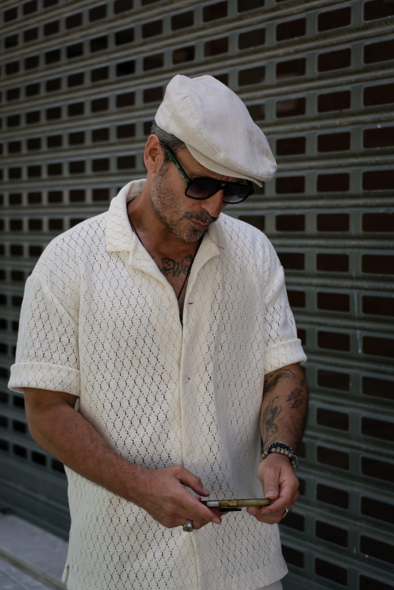 Look 2 — gorra plana crema con camisa crochet blanca