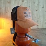 gorra trucker marron lateral