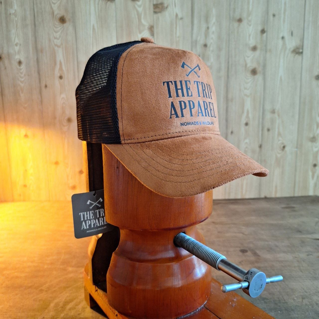 gorra trucker marron lateral