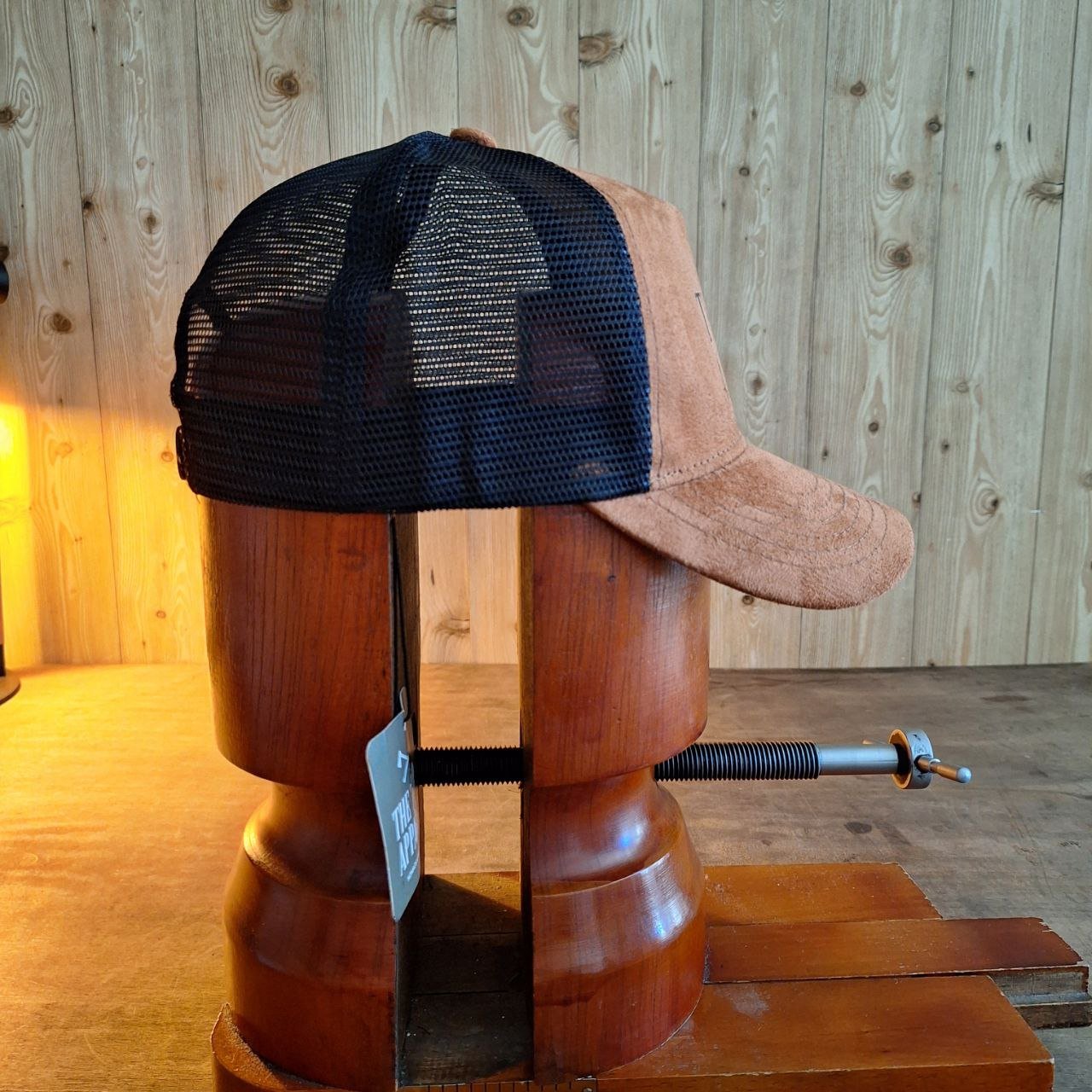 gorra trucker marron perfil